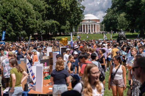 Students at the Fall Activities Fair with the Rotunda in the background